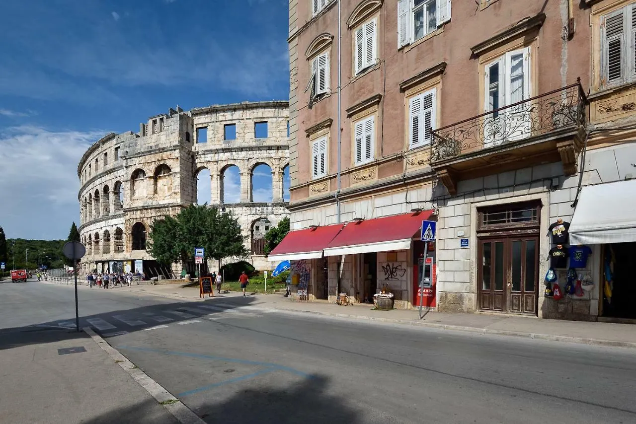 Apartment 20M From Arena Pula