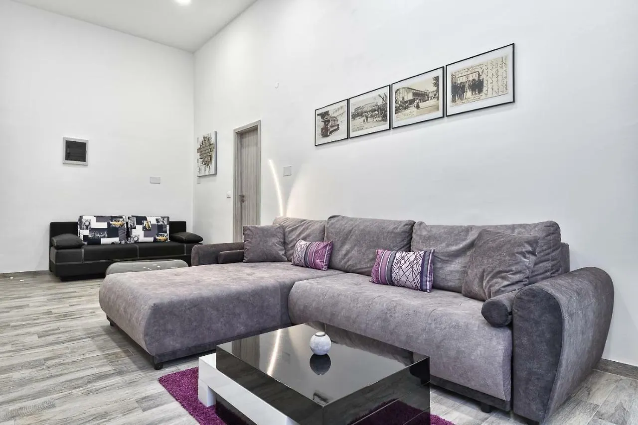Apartment 20M From Arena Pula